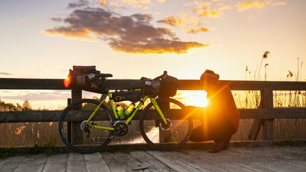 Passer des vacances sportives : opter pour le bikepacking